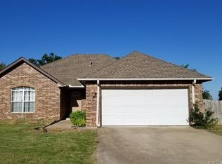 805 N Country Pl, Ada, OK 74820