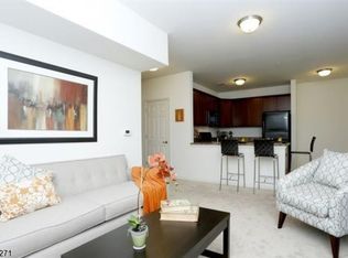 30 Park Dr, Clinton, NJ 08809