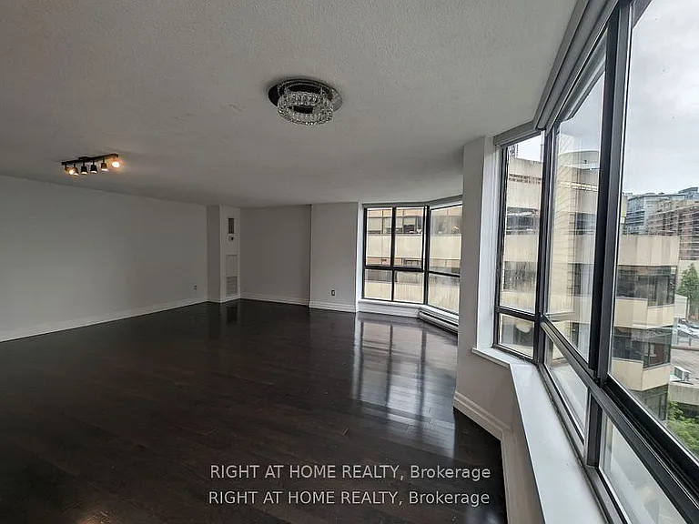 280 Simcoe St #807 — Photo 5