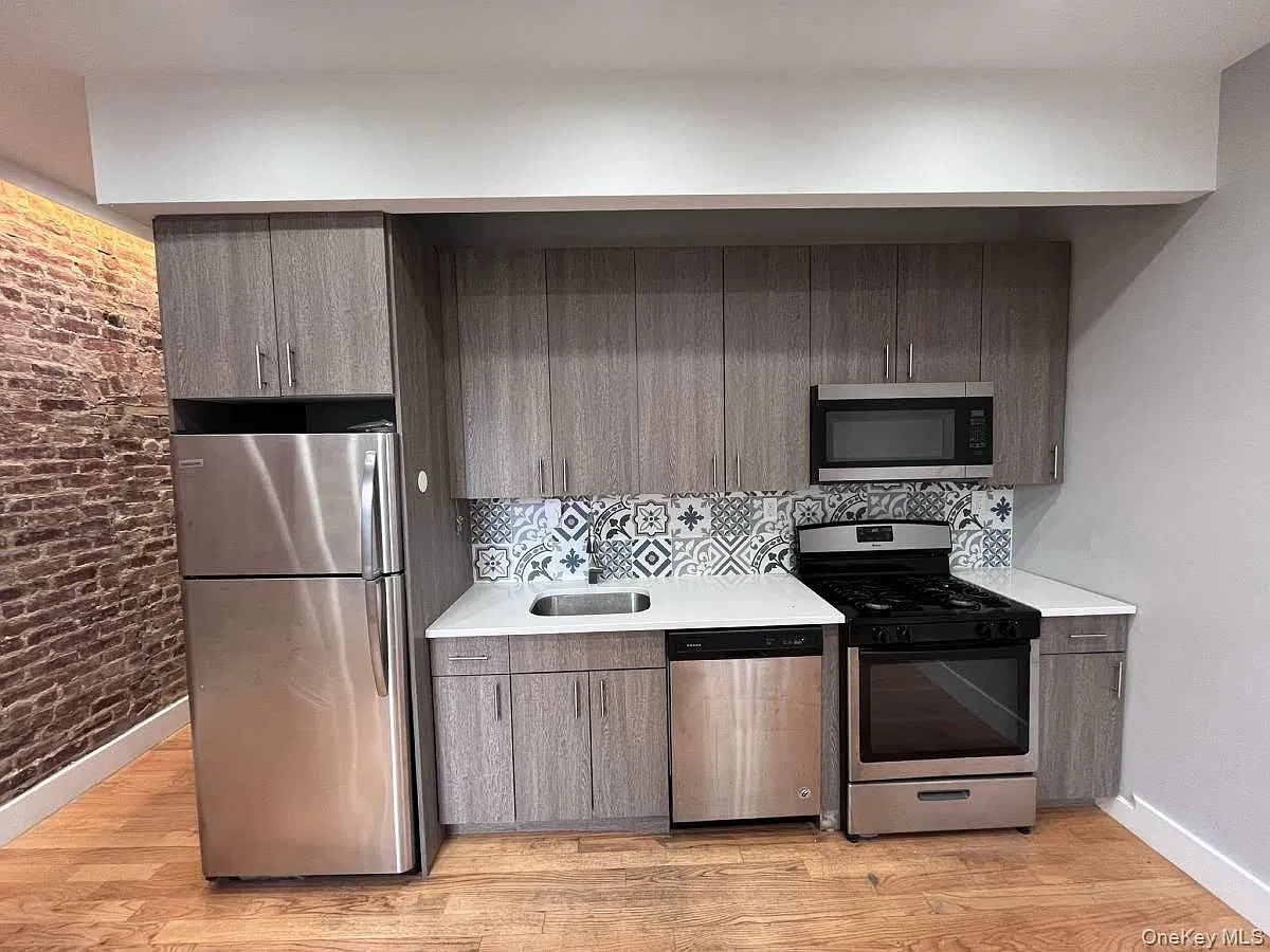 1 bed, 1.0 bath, 14880 sqft, $2,000 — Photo 4