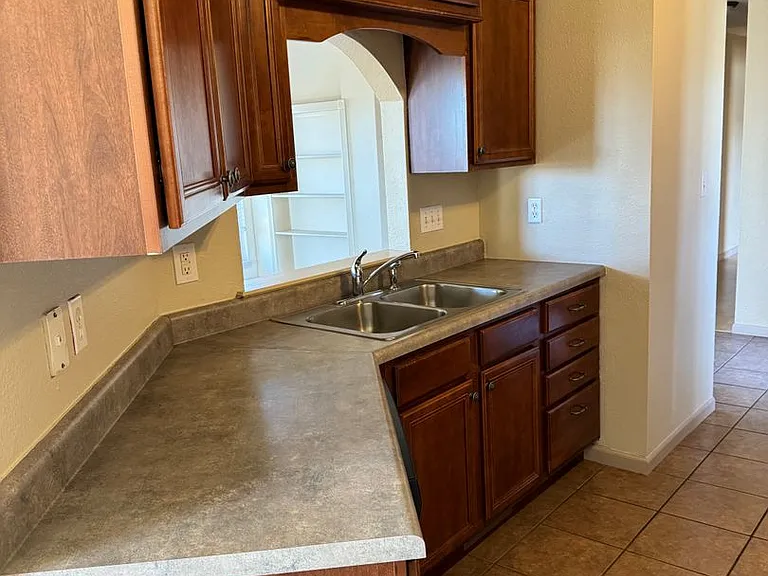403 Camel Ct — Photo 4