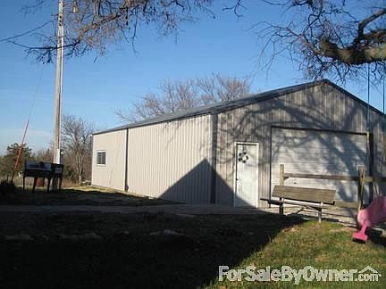 Large Shop
						:
						Equiped with 2 pulley systems, a loft, concrete floor, set up for plumbing.