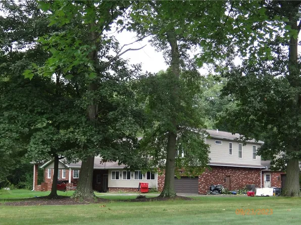 205 Country Club Dr, Ellwood City, PA 16117
