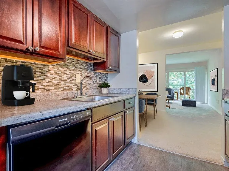 Briarwood Apartments and Townhomes — Photo 2