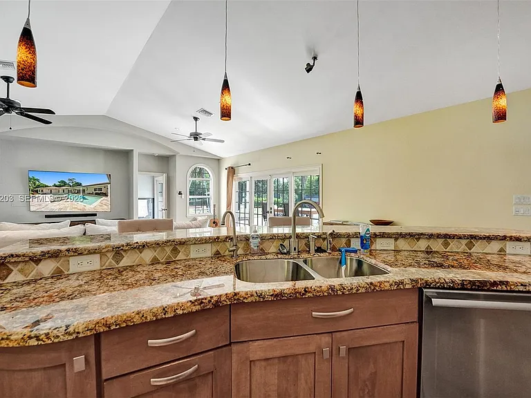 22180 Woodset Ln — Photo 61