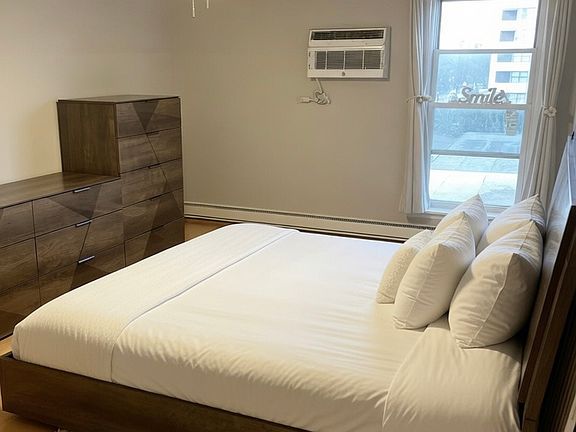 5th image of 6121 N Sheridan Rd APT 4J