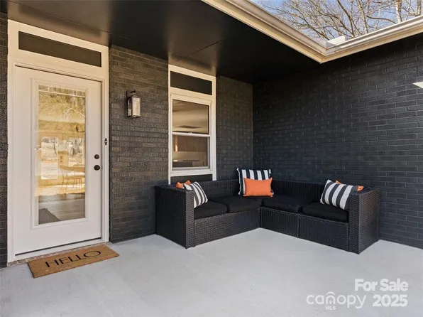 1109 S Prestonwood Dr, Hendersonville, NC 28739