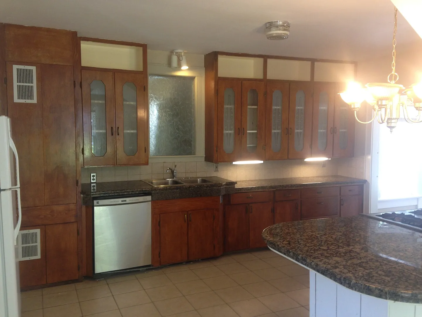 Ut Pre-Lease: North Campus 5 Bed/ 2 Bath, Wood Floors, W/D, Walk To Ut — Photo 3