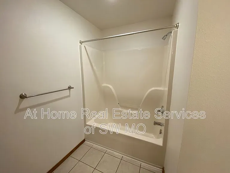 625 S Hazelnut Ave — Photo 10