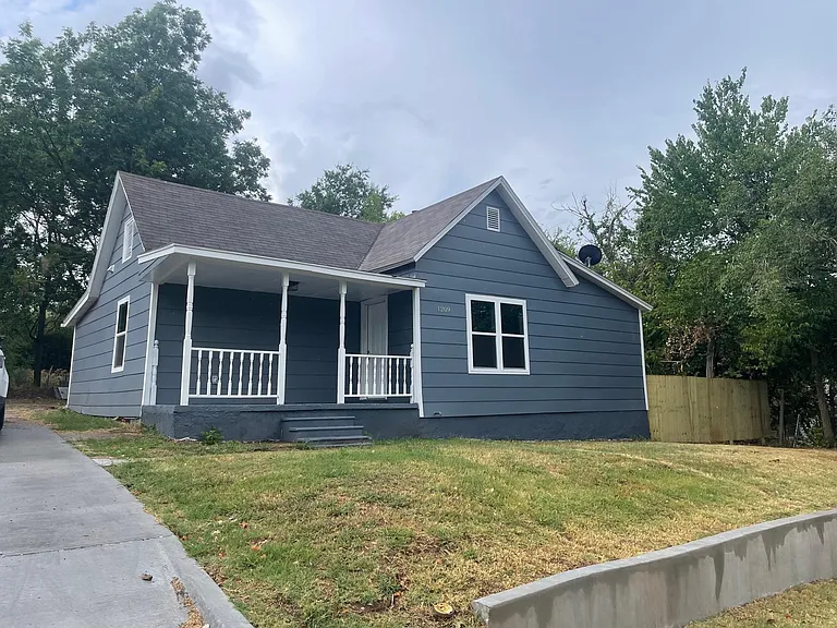 1209 E Whittaker St — Photo 1