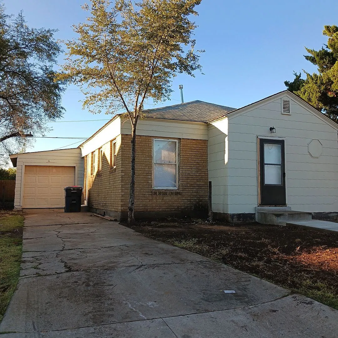1405 SW 12th — Photo 2