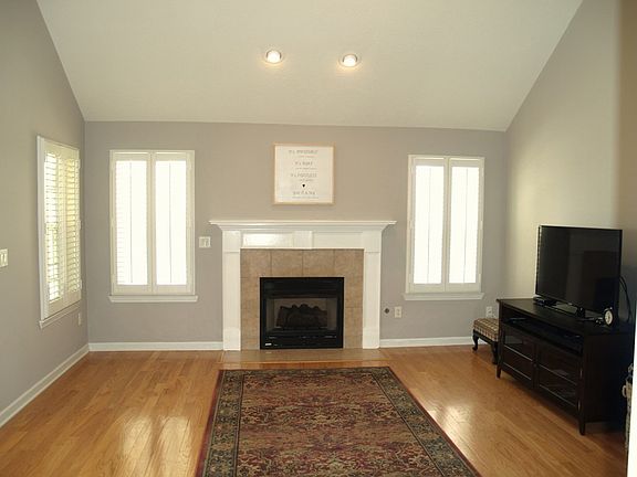 4th image of 1058 Watsonia Dr