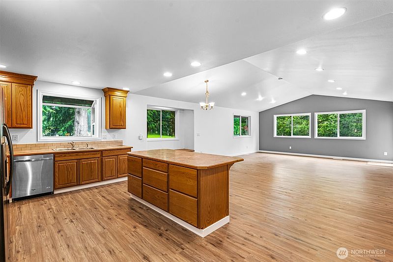 4th image of 141 E Dunoon Place