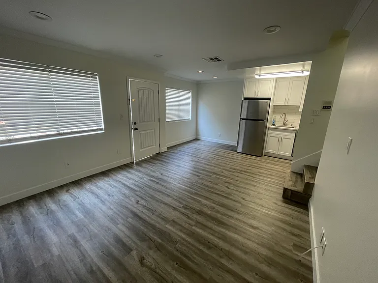 1037 Linden Ave #8 — Photo 3