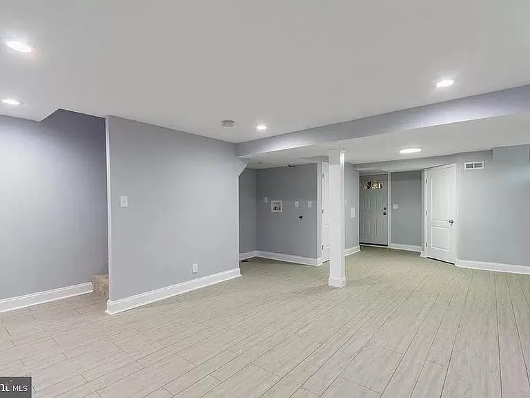837 Tolna St — Photo 14