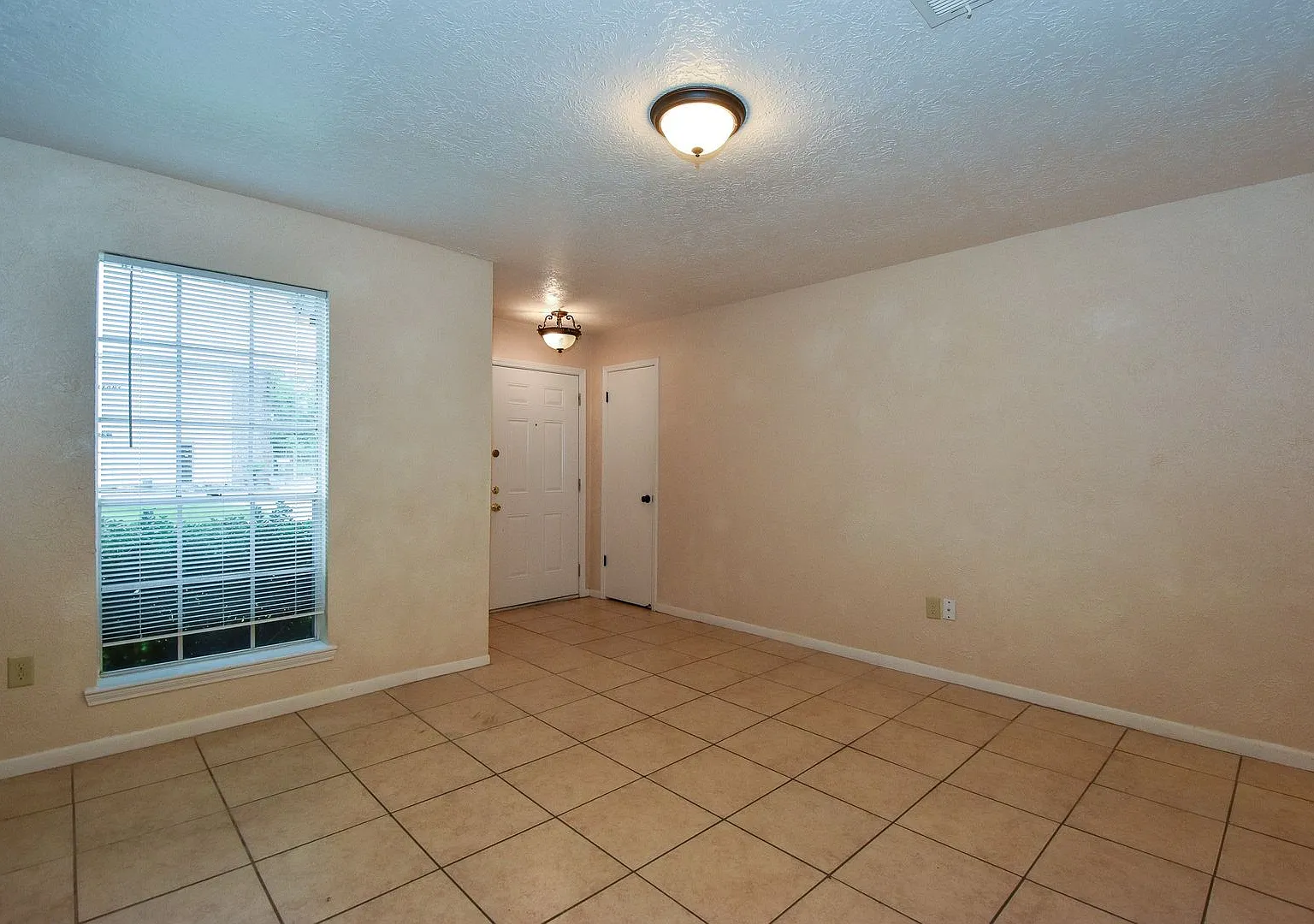 3 Bedroom 2 Bath Patio Home With 1112 Sf — Photo 4