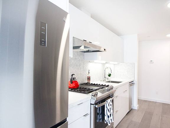 2nd image of 326 Pierce St #7