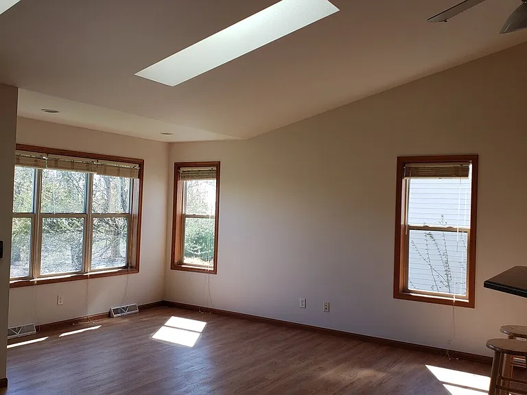 105 E School Rd — Photo 3