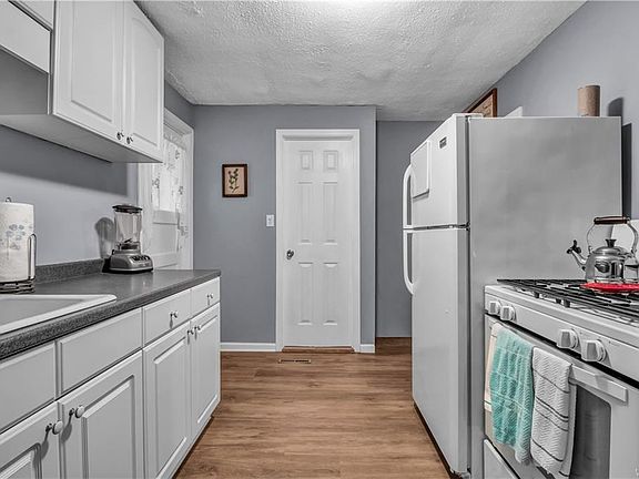 4th image of 174 Lyndale Ave