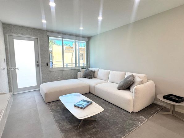 405 N Hibiscus Dr APT 203
