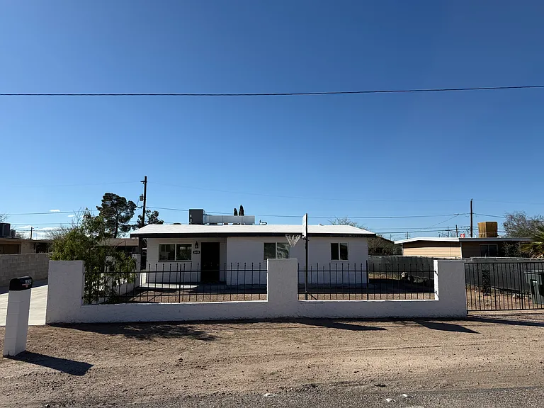 6824 S Burcham Ave — Photo 1