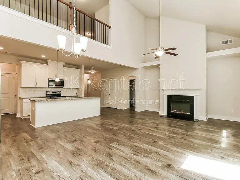 140 Stewart Glen Dr — Photo 3