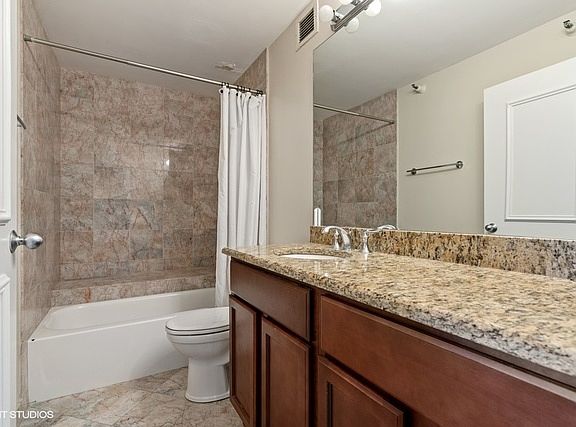5th image of 200 N Dearborn St Unit 3706