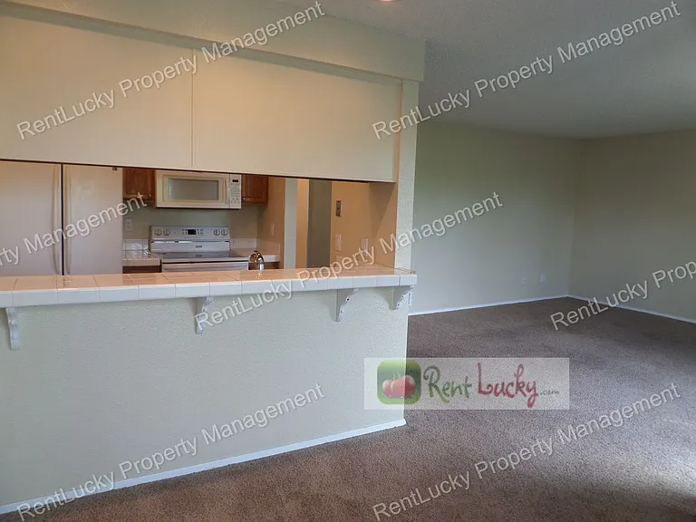 3233 NE 12th St #302 — Photo 8