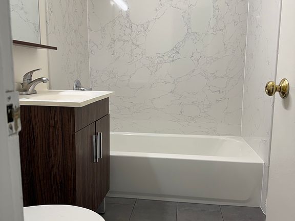 NEW, Updated Main Bathroom
