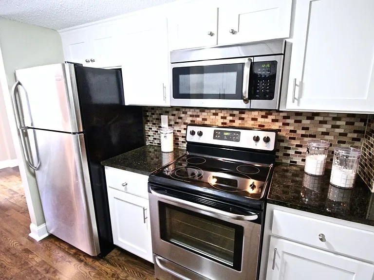 Plaza La Belle Apartments — Photo 48