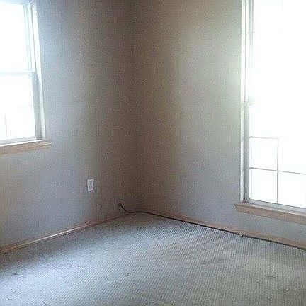3rd image of 607 N Hoyt St