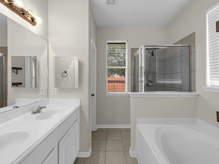 1922 Vale Haven Dr — Photo 3