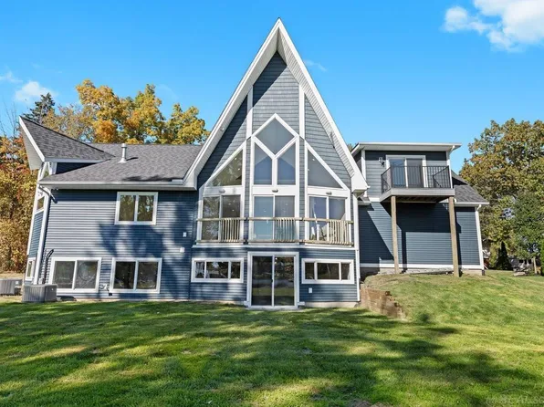 1459 Shoreline Dr, Hartland, MI 48353
