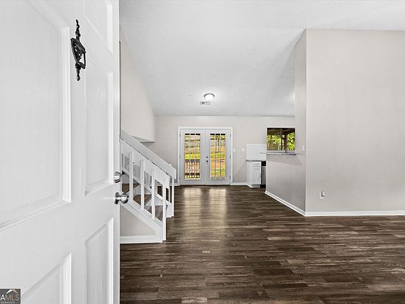 4th image of 1055 Chapman Ln
