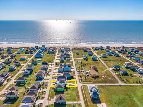 871 Townsend Dr, Crystal Beach, TX 77650