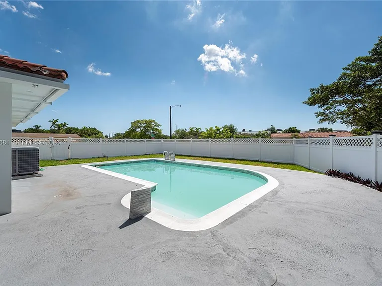 4700 McKinley St — Photo 1
