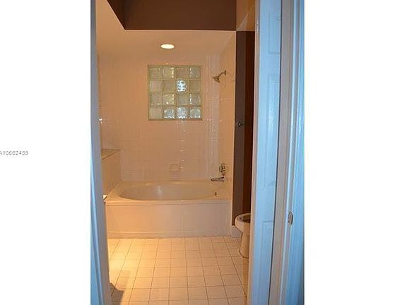 4th image of 3165 NE 184th St APT 6101