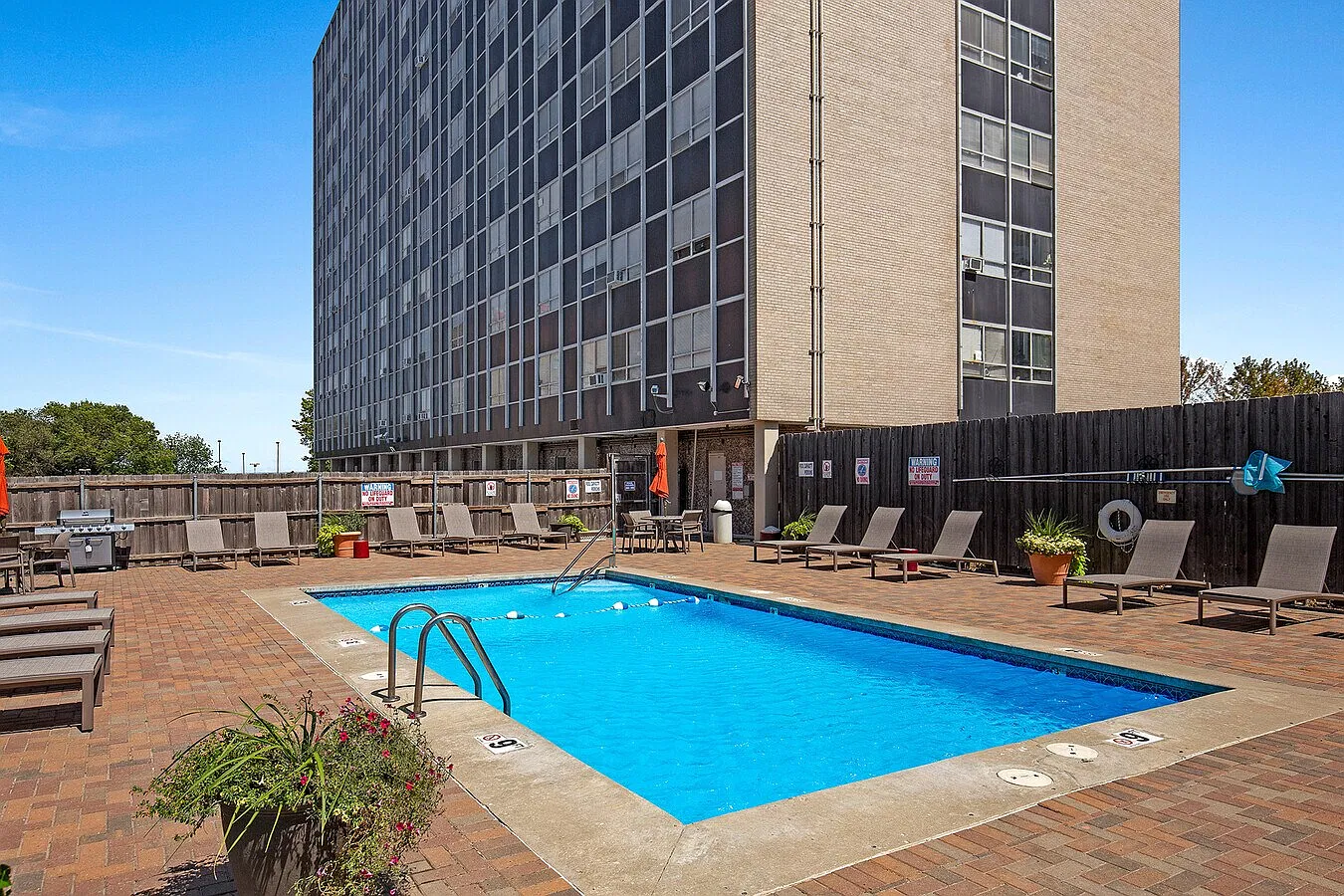 910 Penn Apts. — Photo 1