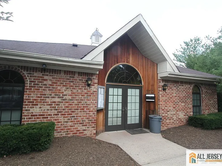 388 Lancaster Ct — Photo 10