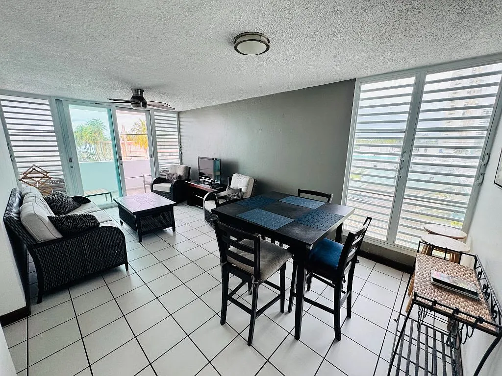 2 bed, 1.0 bath, 800 sqft, $1,300 — Photo 2