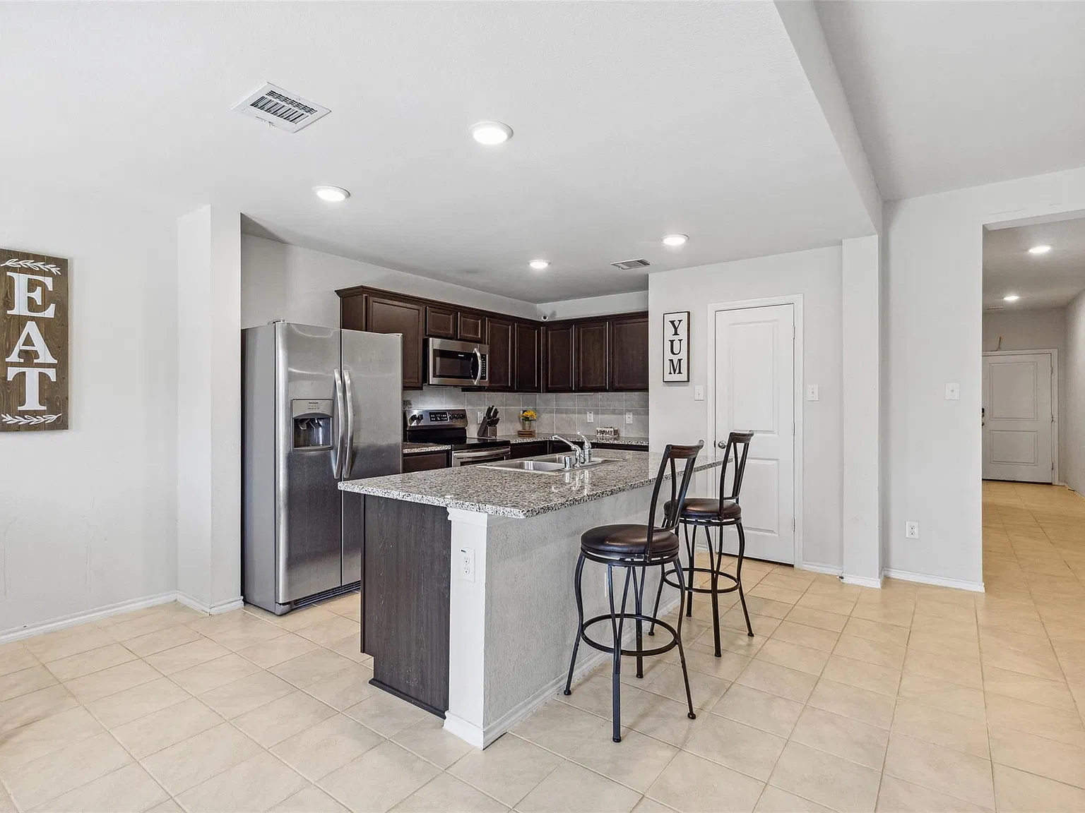 3 bed, 1656 sqft, $1,800 — Photo 2