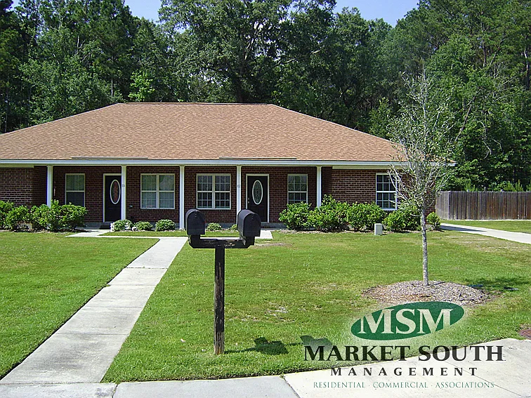 103 Live Oak St — Photo 1