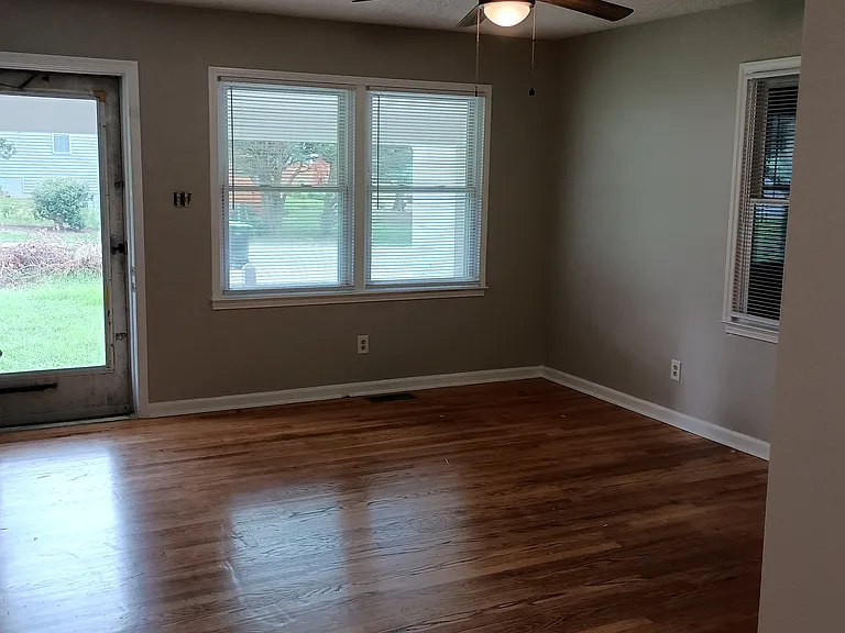102 S Tunstall Ave — Photo 2