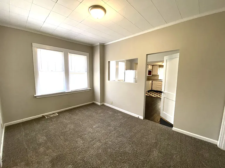 352 Bassett Ave — Photo 9