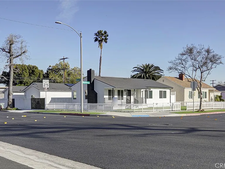 2242 N Keystone St — Photo 25