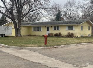 1505 River Circle Dr, Jamestown, ND 58401