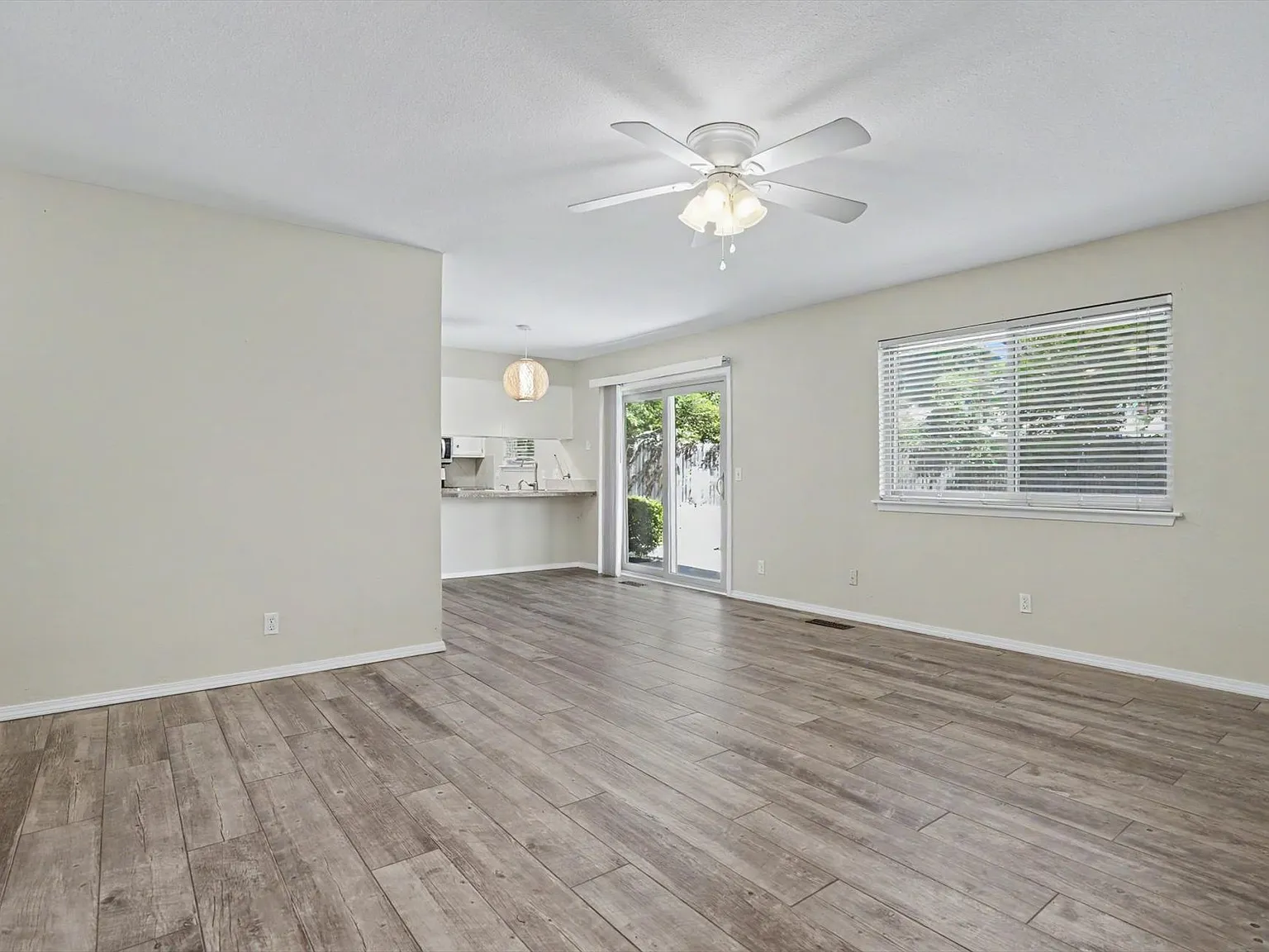 3 bed, 1.5 bath, 1072 sqft, $1,625 — Photo 4