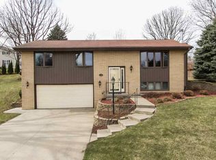 2449 Maplewood Dr, Dubuque, IA 52002