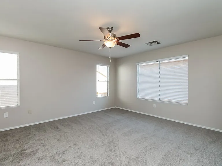 7233 S 40th Ave — Photo 9