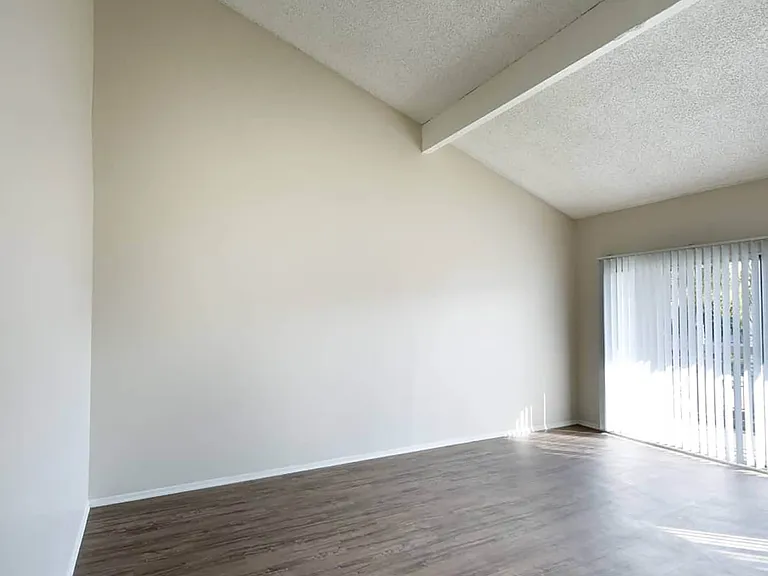 Huntington Vista — Photo 14